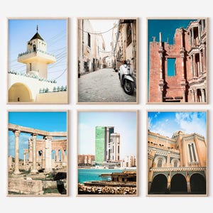 Puede incluir: Seis impresiones artísticas enmarcadas con fotografía arquitectónica. Las imágenes muestran varios edificios y estructuras, incluyendo una mezquita, una calle con un scooter y ruinas antiguas. La paleta de colores incluye tonos beige, azul y marrón.