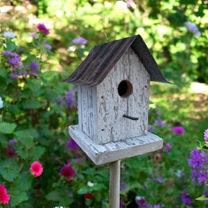 Casita para pájaros Wren hecha a mano: madera recuperada de granero, techo de hojalata.