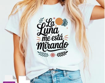 SVG PNG La luna me está mirando  | Frase venezolana para camiseta | Archivo digital para Cricut sublimación | Diseño femenino