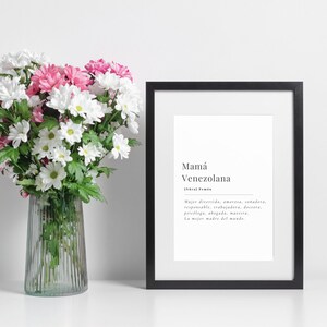 Puede incluir: Una impresi&oacute;n enmarcada en negro con el texto "Mam&aacute; Venezolana" y una definici&oacute;n en espa&ntilde;ol. La definici&oacute;n dice: "Mujer divertida, amorosa, so&ntilde;adora, responsable, trabajadora, doctora, psic&oacute;loga, abogada, maestra. La mejor madre del mundo."