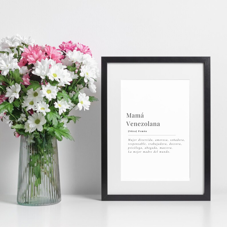 Puede incluir: Una impresi&oacute;n enmarcada en negro con el texto "Mam&aacute; Venezolana" y una definici&oacute;n en espa&ntilde;ol. La definici&oacute;n dice: "Mujer divertida, amorosa, so&ntilde;adora, responsable, trabajadora, doctora, psic&oacute;loga, abogada, maestra. La mejor madre del mundo."