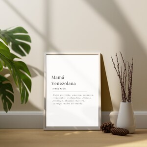 Puede incluir: Una impresi&oacute;n enmarcada en blanco con el texto "Mam&aacute; Venezolana" y una definici&oacute;n en espa&ntilde;ol. La definici&oacute;n dice: "Mujer divertida, amorosa, so&ntilde;adora, responsable, trabajadora, doctora, psic&oacute;loga, abogada, maestra. La mejor madre del mundo."