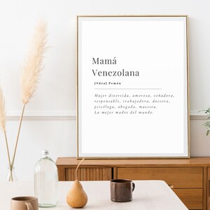 Puede incluir: Un p&oacute;ster de arte de pared imprimible con fondo blanco y texto negro. El texto dice "Mam&aacute; Venezolana [N&uuml;ral Pem&oacute;n Mujer divertida, amorosa, so&ntilde;adora, responsable, trabajadora, doctora, psic&oacute;loga, abogada, maestra. La mejor madre del mundo."