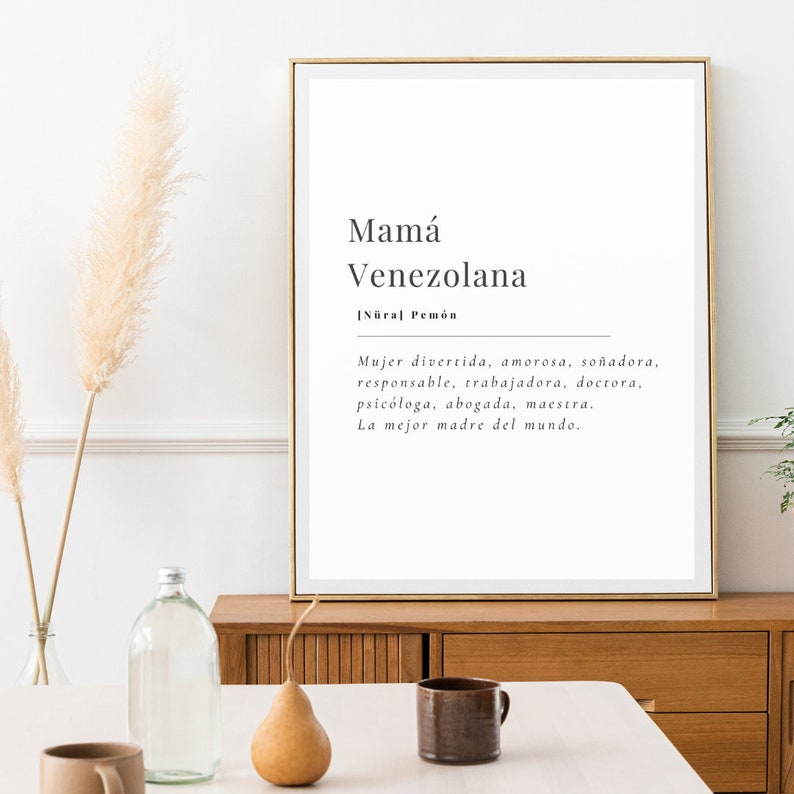 Puede incluir: Un p&oacute;ster de arte de pared imprimible con fondo blanco y texto negro. El texto dice "Mam&aacute; Venezolana [N&uuml;ral Pem&oacute;n Mujer divertida, amorosa, so&ntilde;adora, responsable, trabajadora, doctora, psic&oacute;loga, abogada, maestra. La mejor madre del mundo."