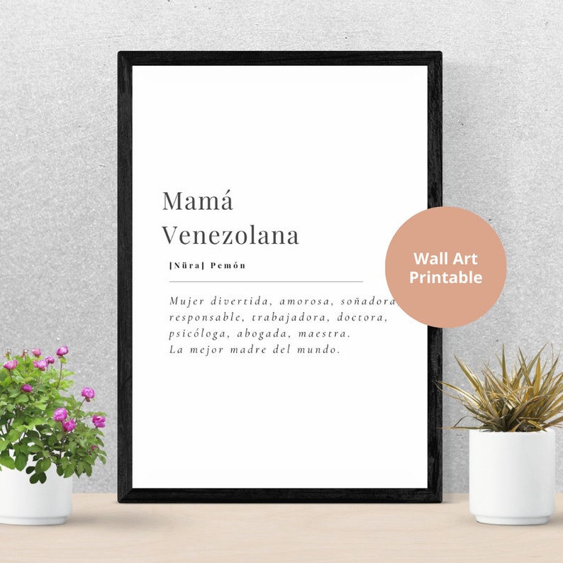 Puede incluir: Un dise&ntilde;o de arte de pared imprimible con un gr&aacute;fico de texto en blanco y negro con las palabras "Mam&aacute; Venezolana" en negrita. El texto est&aacute; en espa&ntilde;ol y se traduce como "Mam&aacute; Venezolana". El texto est&aacute; acompa&ntilde;ado de una descripci&oacute;n de una madre venezolana en espa&ntilde;ol.