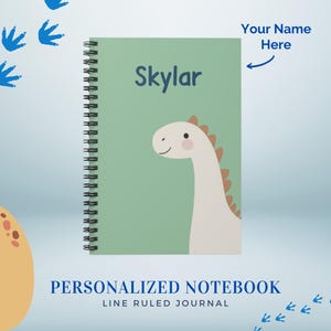 Könnte beinhalten: Ein personalisiertes grünes Notizbuch mit einer Dinosaurier-Illustration und dem Namen "Skylar" auf dem vorderen Umschlag. Das Notizbuch hat eine Spiralbindung und ist mit "Personalisiertes Notizbuch Zeilen-Journal" beschriftet.