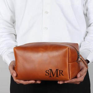 Personalized Groomsmen Leather Toiletry Bag,Men&#39;s Leather Toiletry Bag,Groomsmen Gifts,Engraved Leather Travel Kit,Graduation Gift for Him