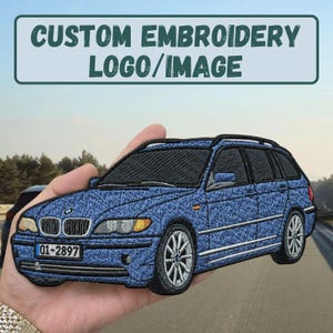 Peut inclure: Écusson brodé bleu représentant une voiture. Le patch a un contour noir et le texte "CUSTOM EMBROIDERY LOGO/IMAGE" en haut. La voiture a des roues argentées et une plaque d'immatriculation "01-2897".