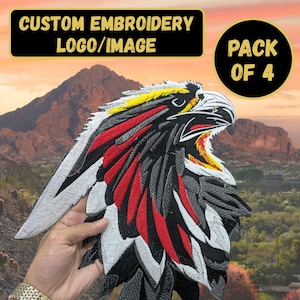 Puede incluir: Parche bordado de águila con un diseño detallado en colores rojo, negro, blanco y amarillo. El parche tiene forma de cabeza y alas de águila. El texto en la imagen dice "CUSTOM EMBROIDERY LOGO/IMAGE" y "PACK OF 4".