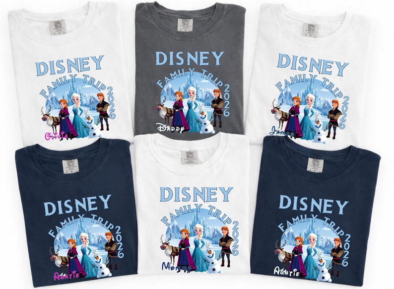 Może przedstawiać: R&oacute;żne koszulki z motywem Disney Family Trip 2026. Koszulki są dostępne w kolorze białym, szarym i granatowym. Projekt zawiera postacie z filmu Kraina Lodu. Niekt&oacute;re koszulki mają nadrukowane imiona.