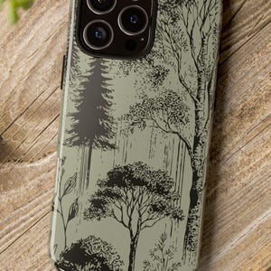 Elegante custodia per telefono Woodland. Con un'illustrazione artistica di alberi in un intenso carbone su uno sfondo oliva tenue. Molti modelli di telefono.