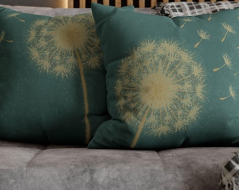 Funda de almohada Dreamy Dandelion. Con semillas de diente de león doradas flotando sobre un fondo verde azulado. Impresión a doble cara. Almohada no incluida. 5 tamaños.