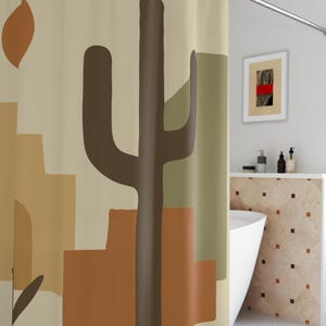 Può includere: Una tenda da doccia beige con un design astratto che presenta un cactus marrone, forme geometriche verdi e marroni e un sole beige.