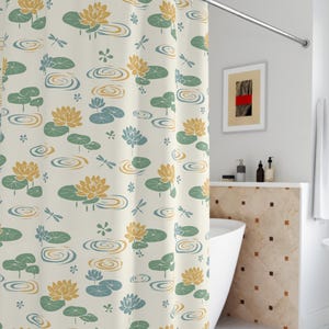 Puede incluir: Un letrero de madera hecho a mano con la palabra "Welcome" en un estilo manuscrito. El letrero está pintado de blanco con un acabado envejecido y presenta un pequeño corazón decorativo. Diseñado para uso en interiores o exteriores.