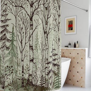 Puede incluir: Una cortina de ducha con una escena de bosque. La cortina tiene un fondo verde claro con árboles y ramas marrones oscuros. Los árboles están dibujados de forma estilizada, casi de dibujos animados.