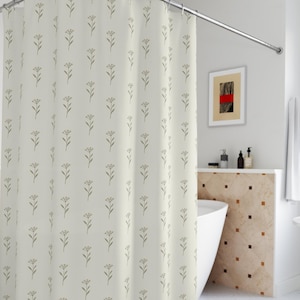 Minimaal bloemendoek douchegordijn. Met delicate, ingetogen, getekende bloemstelen gelijkmatig verdeeld over een warme ivoorkleurige achtergrond.