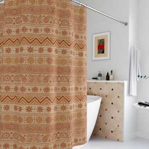 Puede incluir: Una cortina de ducha beige y óxido con un patrón repetitivo de formas de cachemira, florales y geométricas. La cortina cuelga en un baño con una bañera blanca y una barra de ducha curva.