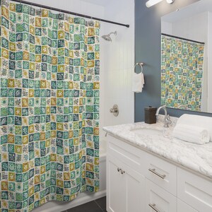 Cortina de ducha de tela con mosaico botánico. Un mosaico de pequeños motivos de azulejos con motivos botánicos de hojas, olas abstractas, flores y formas orgánicas.