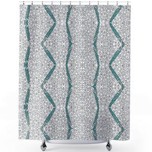 Puede incluir: Una cortina de ducha blanca con un estampado floral gris repetido. Líneas en zigzag y verticales de color turquesa recorren la longitud de la cortina, creando un diseño geométrico. La cortina cuelga de una barra plateada.