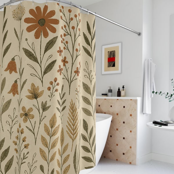 Tenda da doccia in tessuto stile boho con fiori selvatici. Motivi floreali giocosi e steli con foglie in calde tonalità terrose di arancio bruciato, ocra, oliva e ruggine su sfondo beige.