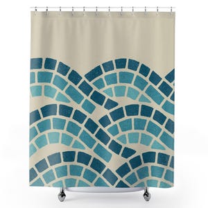 Puede incluir: Una cortina de ducha con un patrón de mosaico azul y blanco. El patrón está formado por pequeños cuadrados y círculos, y crea un diseño de onda.