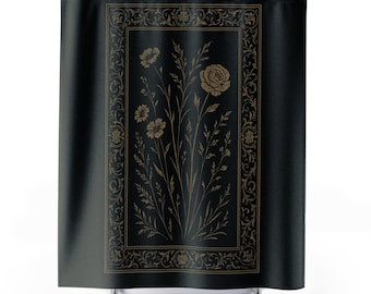 Gotischer Duschvorhang mit Wildblumenmuster. Gedämpfte, goldfarbene Pflanzenmotive in Linienzeichnungen, umrahmt von einem antik anmutenden Zierrand auf dunklem Schwarz.