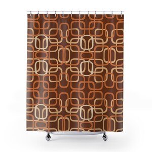 Retro-inspirierter Stoffduschvorhang. Ein geometrisches Muster aus ineinandergreifenden abgerundeten quadratischen Formen in Braun, Rostorange, Karamell und Creme.