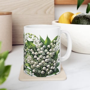Mug Muguet, 11 ou 15 oz Fleur de naissance en mai. L'essence de la douceur est dans cette jolie tasse, ornée du muguet.