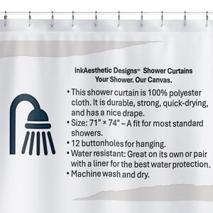 Op de afbeelding: Een wit douchegordijn met een zwart douchekopicoon en tekst die luidt "inkAesthetic Designs&trade; Shower Curtains Your Shower. Our Canvas." De tekst somt ook de kenmerken van het douchegordijn op, waaronder dat het 100% polyester is, 71 inch bij 74 inch, 12 knoopsgaten heeft, waterbestendig is en in de wasmachine kan worden gewassen.