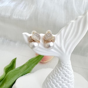 Orecchini a bottone con perle a forma di petalo di rosa, orecchini a bottone con perle floreali francesi, delicati gioielli con perle d'acqua dolce, regalo romantico, regalo per lei