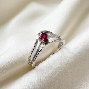 Pierścionek z rubinową falą, minimalistyczny pierścionek z rubinem o masie 0,50 ct, nowoczesny, płynny wzór obrączki, elegancka biżuteria na co dzień, prezent na rocznicę