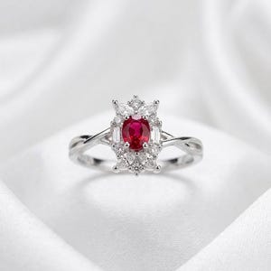 Pierścionek z rubinowym akcentem, pierścionek z lustrzanym wzorem z rubinu o masie 0,45 ct, delikatna, smukła obrączka, elegancka biżuteria na co dzień, prezent na rocznicę