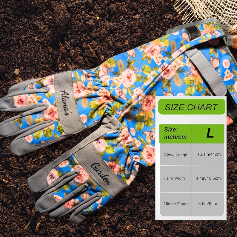 Peut inclure: Gants de jardinage bleus &agrave; motifs floraux avec le texte "Alana's Garden". Les gants ont un poignet et une paume gris. La longueur des gants est de 41 cm.