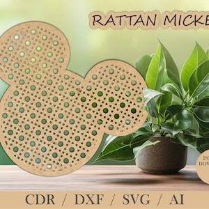 Puede incluir: Una silueta de cabeza de Mickey Mouse de madera marrón con un patrón de ratán. La silueta está sobre una superficie de madera con una planta verde en una maceta marrón en el fondo. El texto "RATTAN MICKEY" está en la parte superior de la imagen y el texto "CDR / DXF / SVG / AI" está en la parte inferior de la imagen.