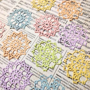 Pastelkleurige mandala's - set van 12 - gestanste mandala's - scrapbooking - gestanste map - metallic papier - kaarten maken - creatief dagboek - knutselen
