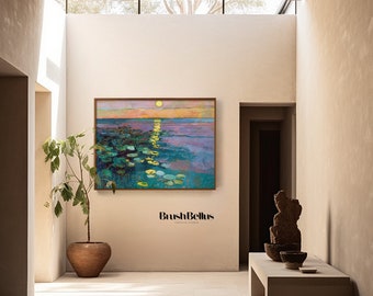 Puede incluir: Una pintura de una puesta de sol sobre una masa de agua con nenúfares. La pintura está en un marco marrón claro y está colgada en una pared beige. La pared está en un pasillo con un techo de madera y una planta en maceta en la esquina.
