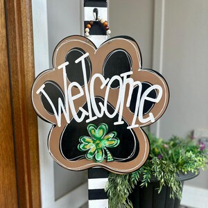 Appendiabiti neutro per porta a forma di zampa, con possibilità di scelta dell&#39;attacco.