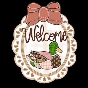 Puede incluir: Un letrero decorativo con un lazo marrón y la palabra "Welcome". El letrero presenta un pato con cabeza a cuadros verdes, cuerpo con estampado rosa y marrón y pico amarillo. El letrero tiene un borde festoneado con detalles de lágrima marrón.