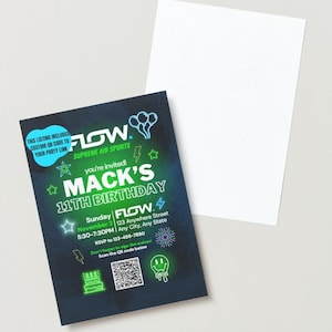 Op de afbeelding: Een neon groene en blauwe verjaardagsuitnodiging voor Mack's 11e verjaardag bij Flow Supreme Air Sports. De uitnodiging bevat de datum, tijd, locatie, RSVP-informatie en een QR-code.