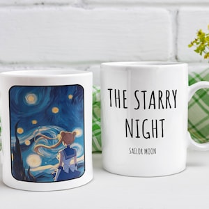 Könnte beinhalten: Zwei weiße Keramikbecher mit einem schwarz-weißen Design. Ein Becher zeigt ein Gemälde eines sternenklaren Nachthimmels mit einer Zeichentrickfigur davor. Der andere Becher hat den Text "THE STARRY NIGHT" und "SAILOR MOON" darauf gedruckt.