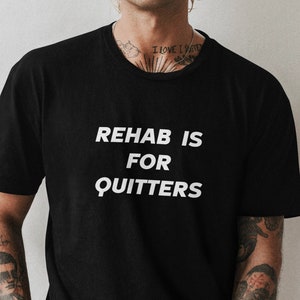 Camiseta gráfica engraçada "Rehab Is For Quitters", camiseta engraçada, camiseta de meme, camiseta viral, camiseta de meme engraçada, camiseta ofensiva, camiseta amaldiçoada