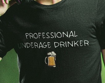 Camiseta gráfica divertida de bebedor profesional menor de edad, divertida, maldita, ofensiva, meme, sátira, meme.