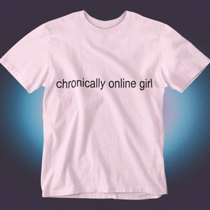 Rolig T-shirt för tjejer med kroniskt online-tema, sarkastisk ironisk grafisk humor, Gen Z-tröja, alt-tumblr, viral, unisex Light Pink