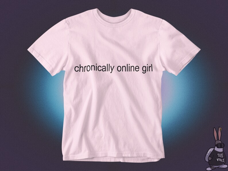 Rolig T-shirt för tjejer med kroniskt online-tema, sarkastisk ironisk grafisk humor, Gen Z-tröja, alt-tumblr, viral, unisex Light Pink
