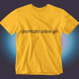 Rolig T-shirt för tjejer med kroniskt online-tema, sarkastisk ironisk grafisk humor, Gen Z-tröja, alt-tumblr, viral, unisex Gold