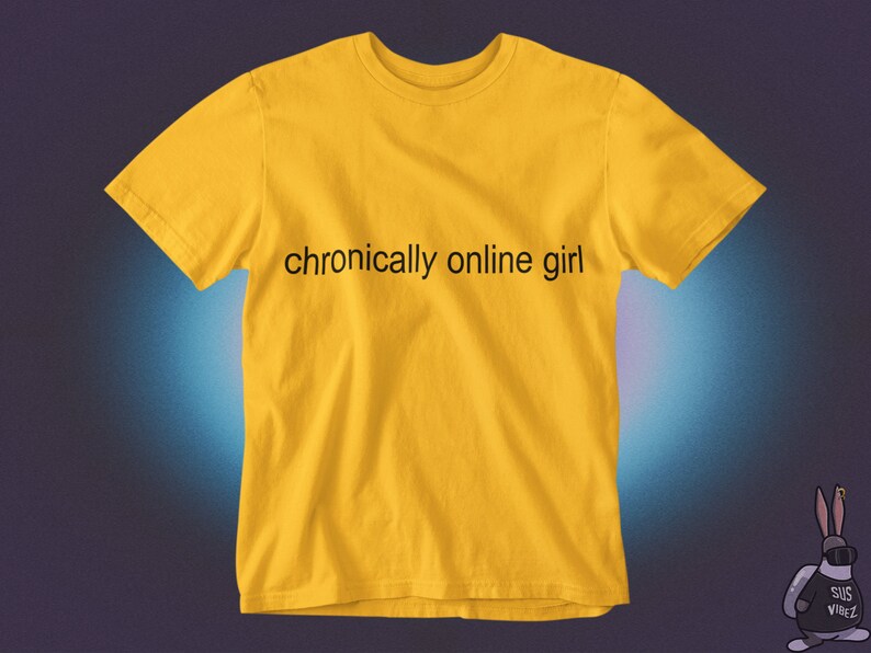 Rolig T-shirt för tjejer med kroniskt online-tema, sarkastisk ironisk grafisk humor, Gen Z-tröja, alt-tumblr, viral, unisex Gold