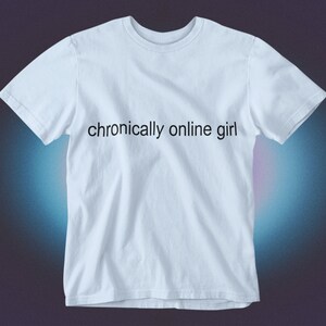 Rolig T-shirt för tjejer med kroniskt online-tema, sarkastisk ironisk grafisk humor, Gen Z-tröja, alt-tumblr, viral, unisex Light Blue