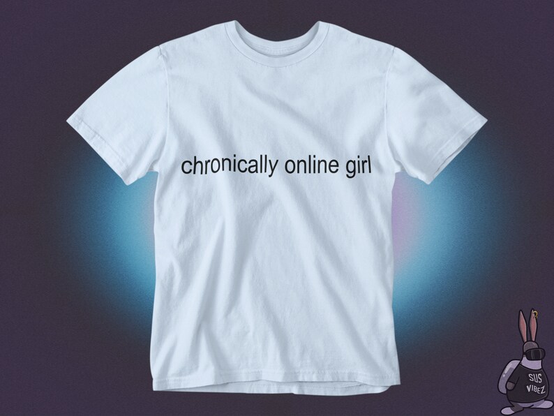 Rolig T-shirt för tjejer med kroniskt online-tema, sarkastisk ironisk grafisk humor, Gen Z-tröja, alt-tumblr, viral, unisex Light Blue