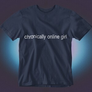Rolig T-shirt för tjejer med kroniskt online-tema, sarkastisk ironisk grafisk humor, Gen Z-tröja, alt-tumblr, viral, unisex Navy