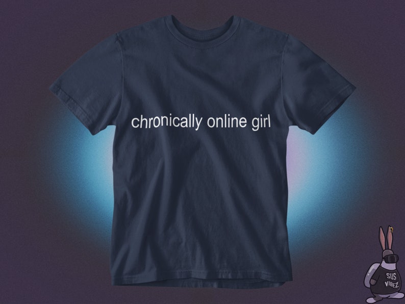 Rolig T-shirt för tjejer med kroniskt online-tema, sarkastisk ironisk grafisk humor, Gen Z-tröja, alt-tumblr, viral, unisex Navy